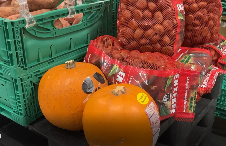 Sweet potatoes, pumpkins and chestnuts coexisting in a supermarket in Badalona, on October 29, 2020 (by Guifré Jordan)